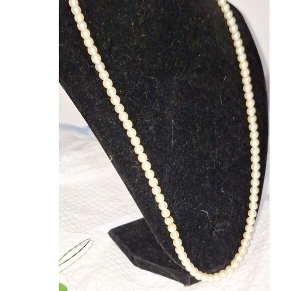 A Vintage Faux Pearl Necklace Grandmacore Mid-Century Elegance - Picture 2 of 7